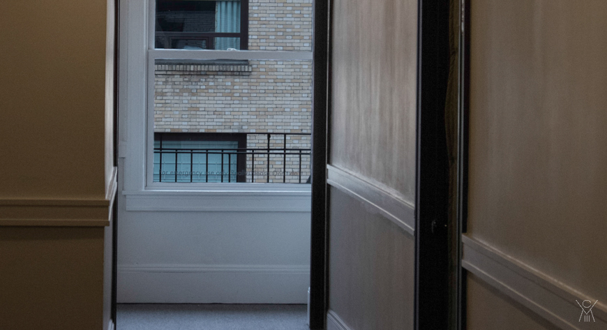 Ace Hotel, Bob begging